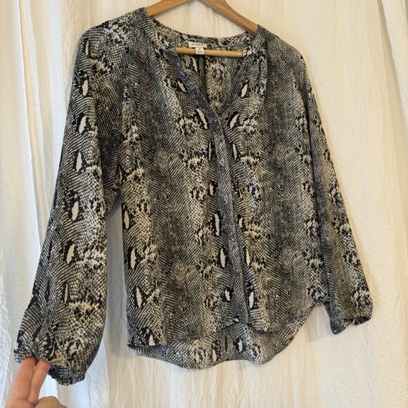 J Crew Women’s Long Sleeve Snakeskin Print Button Up Raglan Top Size Sm V-Neck - Picture 4 of 7